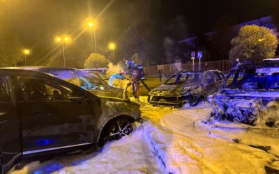 Un incendio en Leganés calcina cinco vehículos en la avenida de Orellana
