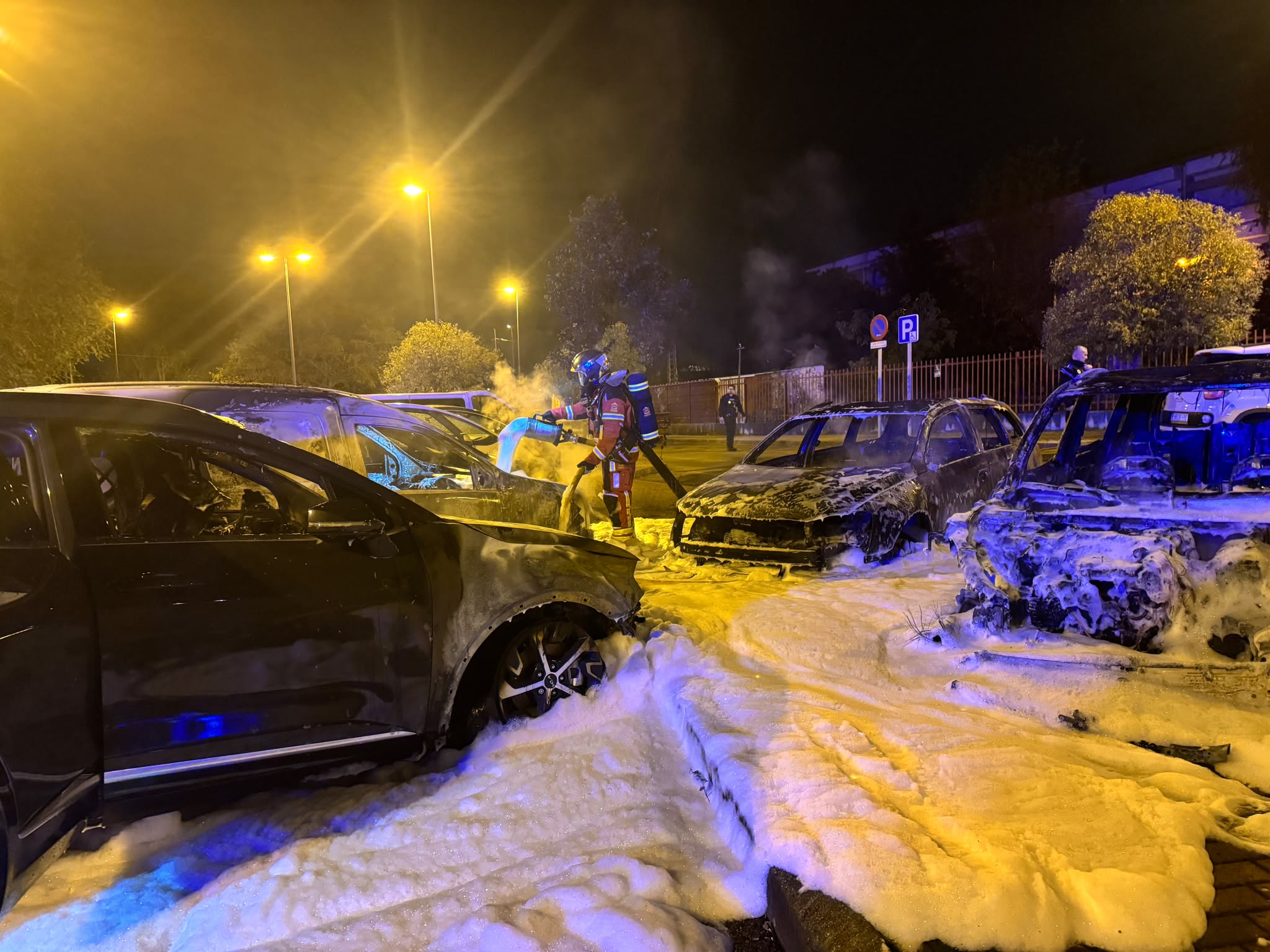 Un incendio en Leganés calcina cinco vehículos en la avenida de Orellana Un incendio en Leganés calcina cinco vehículos en la avenida de Orellana